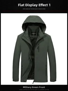 Vista frontal de chaqueta para hombre verde militar con capucha y bolsillos