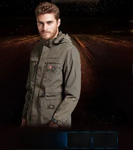 Dettaglio della giacca tattica outdoor verde militare con tasche e tessuto antivento