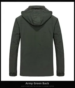 Chaqueta con capucha para hombre verde militar vista posterior y puños elásticos