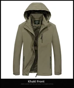 Detalle de chaqueta cortavientos caqui con forro de malla y cremalleras impermeables
