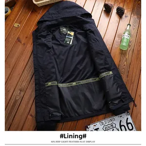 Detail der blauen Outdoor-Jacke mit atmungsaktivem Netzfutter und Freizeit-Gurtband