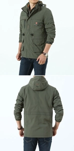 Vista dettagliata della giacca outdoor verde militare con scritta Rough Stock Wild Tradition