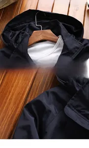 Details des verstärkten Ausschnitts und der Präzisions-Schulternaht an einer blauen Jacke