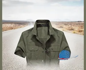 Gros plan d'une chemise d'extérieur en coton vert foncé avec doubles poches et respirante