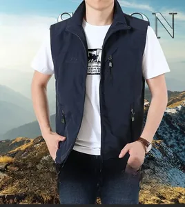 Détail du gilet de pêche bleu foncé avec col montant et design à plusieurs poches