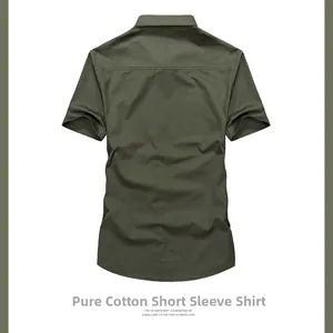Vue arrière d'une chemise classique à manches courtes en coton vert militaire