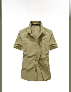 Détail d'une chemise cargo en coton kaki avec des poches de poitrine à rabat boutonné