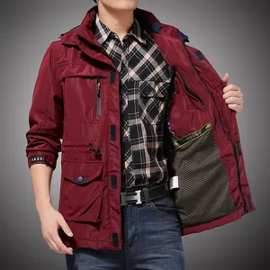 Dettaglio giacca outdoor rosso scuro con tasche, cappuccio e chiusura a strappo