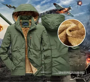 Détail de la veste d'hiver montrant la doublure polaire épaisse et le tissu coupe-vent