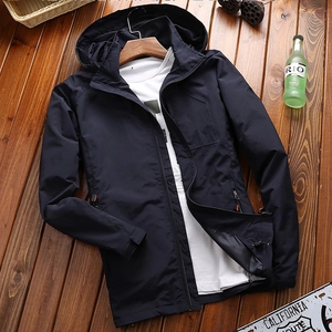 Marineblaue Herren-Windjacke mit Kapuze, präsentiert in einer stilvollen Flachlegung