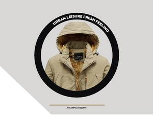 Détail de la veste outdoor kaki avec doublure polaire marron et logo brodé sur la poitrine