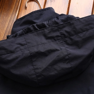 Schwarze Herren-Freizeitjacke in mittlerer Länge mit Windschutzhaube und Netzfutter