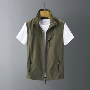 Détail du gilet de pêche vert olive avec broderie outdoor et fermetures éclair