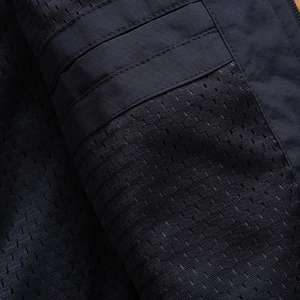 Outdoor-Jacke für Herren mit atmungsaktivem Netzfutter und verstärkten Nähten im Detail