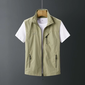 Gilet de plein air pour homme en kaki avec col montant et trois poches zippées