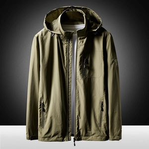 Chaqueta cortavientos caqui con capucha para hombre, bolsillos con cremallera y forro de malla