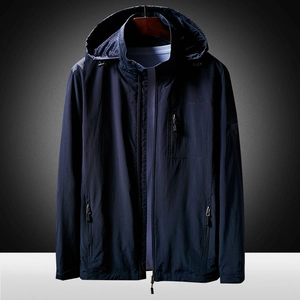 Chaqueta cortavientos azul oscuro para hombre con capucha y bolsillos con cremallera