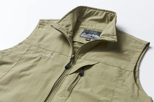 Détail de gilet extérieur avec col montant, doublure en mesh respirant et logo brodé