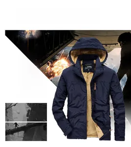 Détail de veste polaire bleu marine montrant la doublure en peau de mouton et capuche