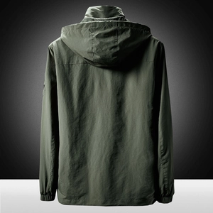 Chaqueta cortavientos con capucha verde militar para hombre con forro transpirable y puños elásticos