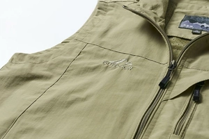 Détail de la veste outdoor avec texture en nylon et doublure en maille respirante