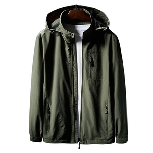 Chaqueta cortavientos con capucha verde militar para hombre con bolsillos de cremallera y malla