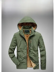 Détail d'une veste d'extérieur verte à capuche avec doublure polaire et broderie poitrine