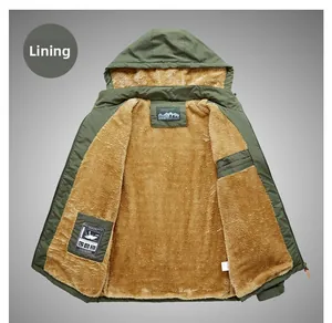 Détail d'une veste d'extérieur vert armée avec doublure sherpa épaisse et poche intérieure