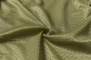 Vue macro détaillée du tissu en maille respirante vert olive de la veste de pêche