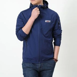 Détail de la veste de protection solaire bleu marine avec logo blanc et fermeture éclair