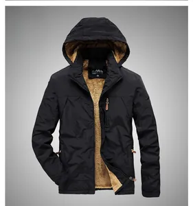 Détail de veste d'extérieur homme avec doublure polaire marron épaisse et extérieur noir