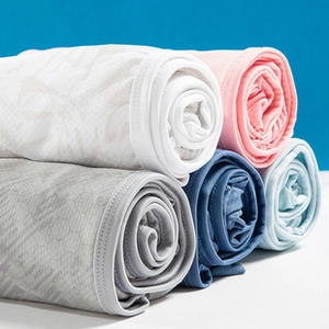 Gros plan sur des rouleaux de tissu léger et respirant en plusieurs couleurs et textures