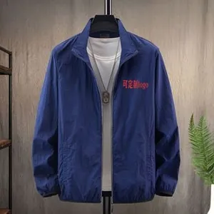Détails de la veste de protection solaire bleue légère avec col montant et fermeture éclair