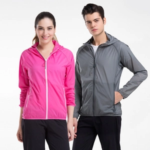 Vue avant de la veste fine à capuche coupe-vent rose pour femme et gris foncé pour homme