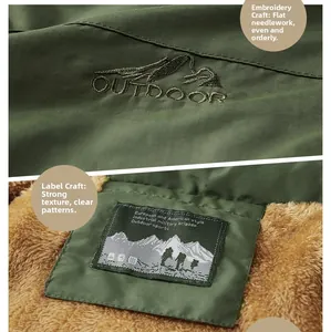Détail de la veste vert armée avec broderie outdoor et doublure en polaire marron