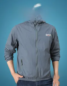 Détail de la veste de protection solaire grise pour homme avec capuche et poche bras
