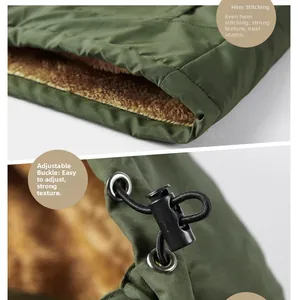 Détails de l'ourlet de la veste verte avec coutures soignées et cordon de serrage réglable