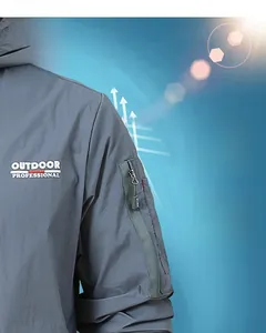 Détail d'une veste de protection solaire grise avec poche zippée et logo professionnel