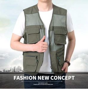 Dettaglio del gilet a rete traspirante verde militare con multitasche per pesca e foto