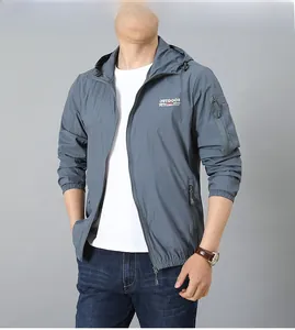 Détail de la veste anti-UV bleu gris avec imprimé extérieur et poche zippée au bras