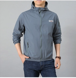 Détail d'une veste pare-soleil bleu-gris avec marquage Outdoor Professional au buste
