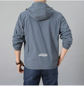 Vue arrière d'une veste de protection solaire légère pour homme avec logo outdoor