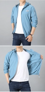Détails de la veste de protection solaire bleu clair avec capuche et logo outdoor