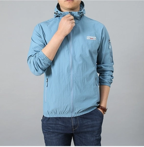 Détail de la veste de protection solaire bleue pour hommes avec logo extérieur