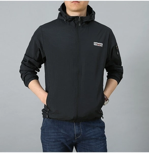 Veste de protection solaire légère pour hommes avec capuche et poche zippée