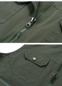 Detail der armygrünen Outdoor-Weste mit Metallreißverschluss, Knöpfen und Netzfutter