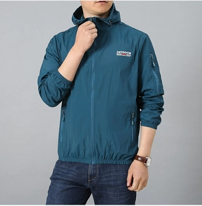 Détail d'une veste pare-soleil bleue avec motif Outdoor Professional et capuche