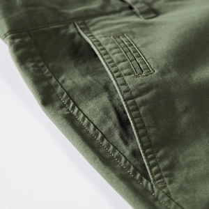 Army green casual shorts with high-density cotton twill fabric and durable double stitching