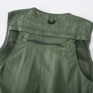 Détail du gilet extérieur vert armée avec dos en maille et poche zippée horizontale