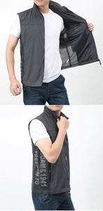 Détail du gilet extérieur gris avec panneaux latéraux en maille et poche intérieure cachée